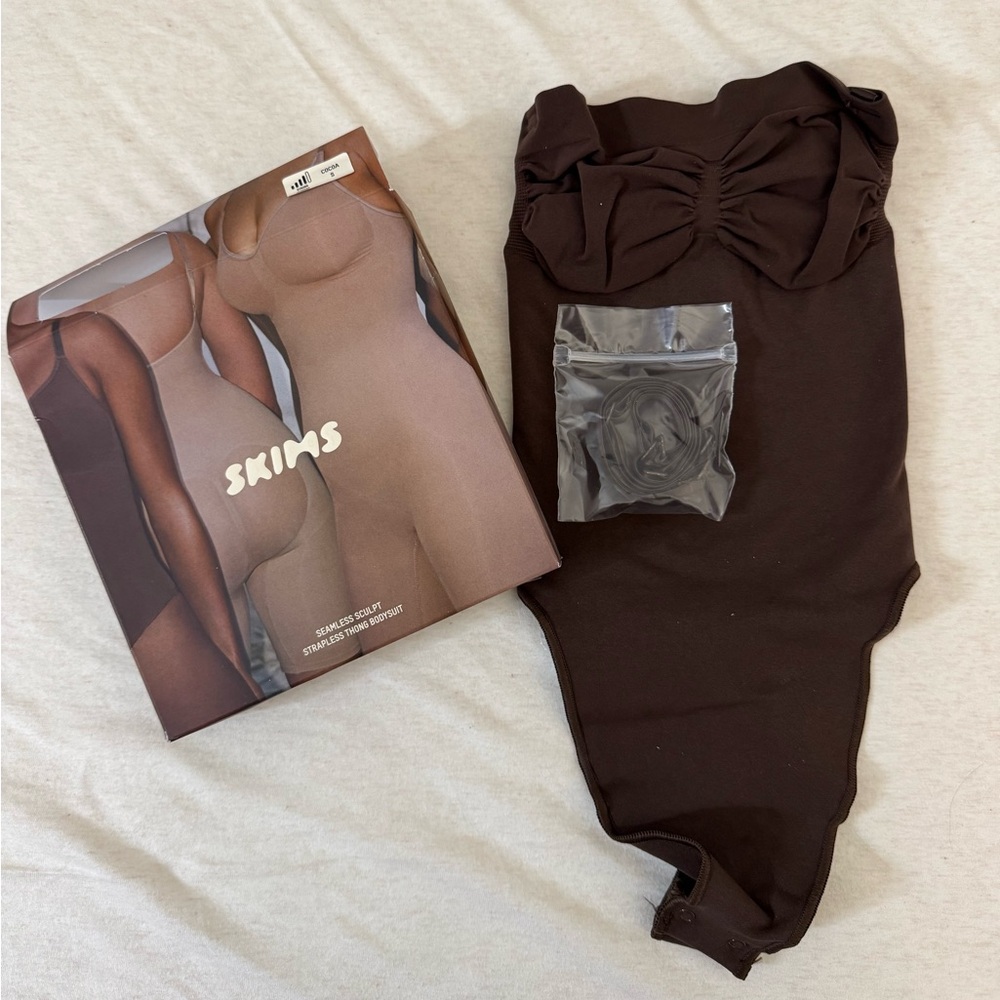 [New] SKIMS Sculpt Strapless Thong Bodysuit - S Cocoa